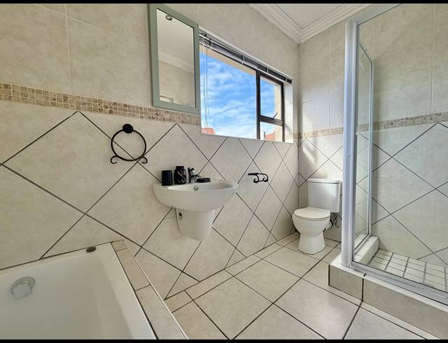 3 BEDROOM TOWNHOUSE FOR SALE IN JEFFREYS BAY CENTRAL